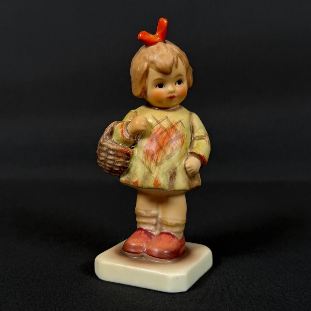 Goebel Hummel Porcelain Figurine #479 I Brought You a Gift 4"